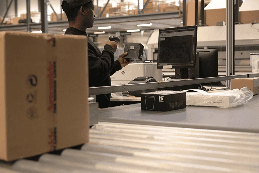 Foutloos verpakken met Sherpa WMS – medewerker scant producten met geautomatiseerde check op verpakking en verzending.